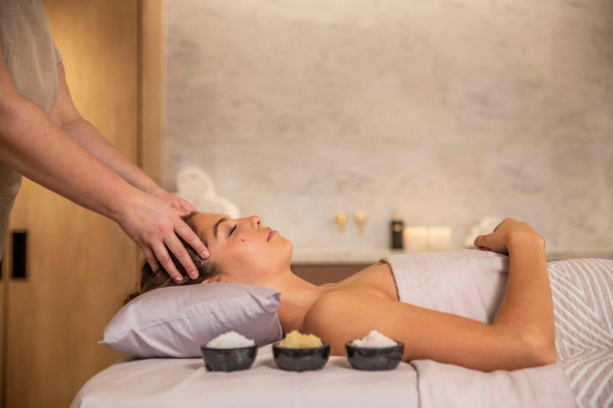 بارك حياة أوكلاند المظهر الخارجي الصورة A woman receiving a hot stone massage
