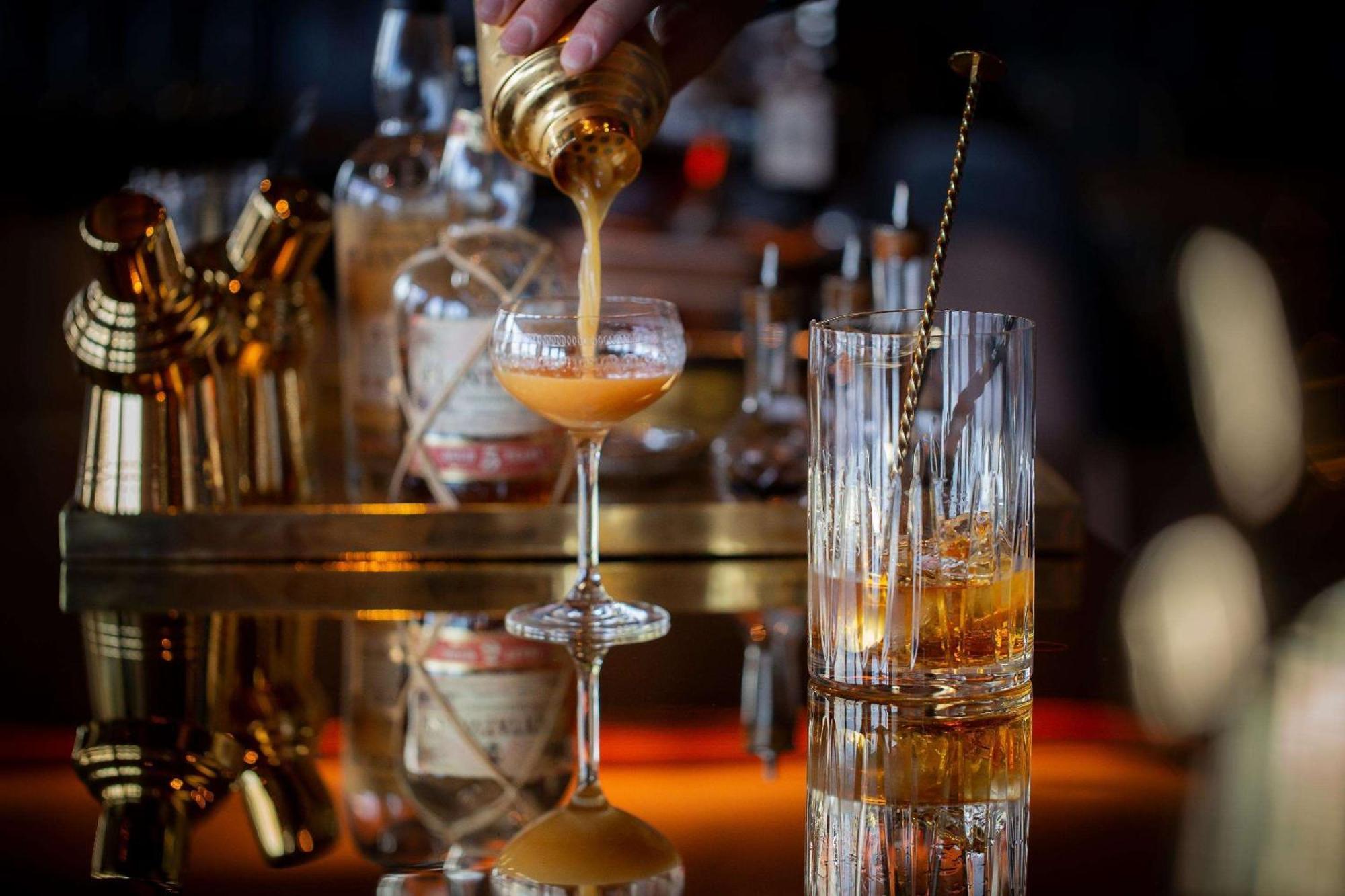 بارك حياة أوكلاند المظهر الخارجي الصورة A bartender preparing a cocktail